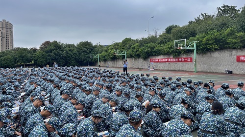 学生认真观看防诈宣传单.jpg