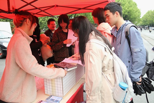 abfdad29331f42318af0306f8f7e839f.jpg 同学们参加活动.jpg