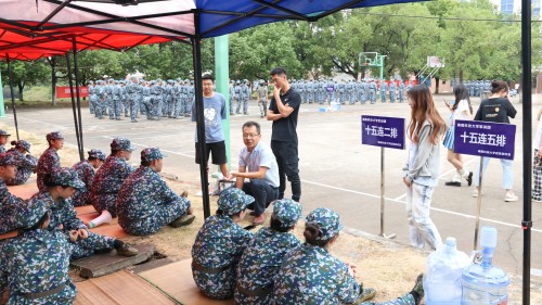 e7f258cba10644b7a794cf57d1471cee.jpg 书记细心询问伤病新生(1).jpg