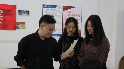 b004ab0fa4e3439e94edc5030dbc6af1.jpg 老师指导.jpg